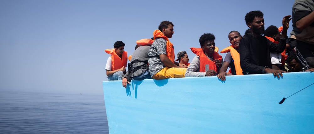 Ein Boot mit 130 afrikanischen Flüchtlingen an Bord beim Versuch, Europa zu erreichen.