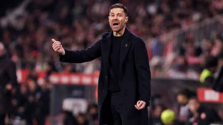 Daumen runter für Xabi Alonso? Im Fußball kann es für Trainer schnell sehr einsam werden.