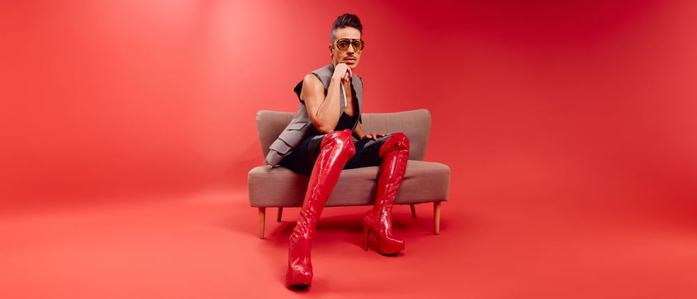 Jorge González in roten Overknees aus Leder.