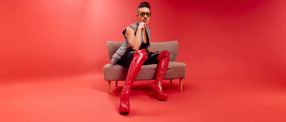 Jorge González in roten Overknees aus Leder.