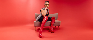 Jorge González in roten Overknees aus Leder.