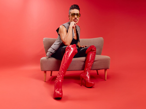 Jorge González in roten Overknees aus Leder.