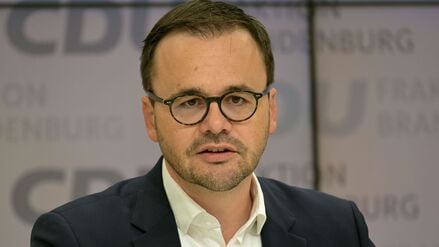 Der CDU-Fraktionschef im Landtag von Brandenburg, Jan Redmann, beklagt, dass verbindliche Vorgaben für eine monatliche Meldepflicht für abgelehnte Asylbewerber fehlen. (Archivbild)