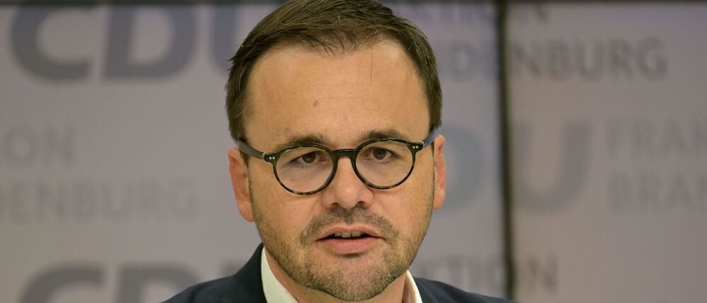 Der CDU-Fraktionschef im Landtag von Brandenburg, Jan Redmann, beklagt, dass verbindliche Vorgaben für eine monatliche Meldepflicht für abgelehnte Asylbewerber fehlen. (Archivbild)
