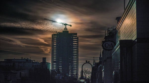 Das Skelett des Steglitzer Kreisel im Gegenlicht.