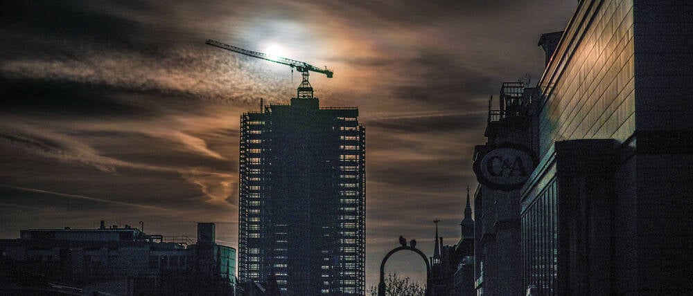 Das Skelett des Steglitzer Kreisel im Gegenlicht.