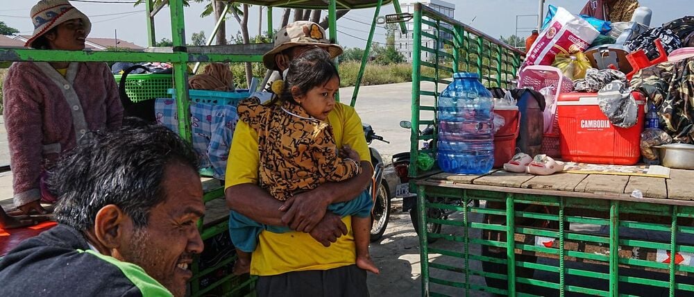Kambodschaner aus den Dörfern nahe der Grenze zu Thailand sind erneut auf der Flucht.