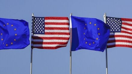 US- und EU-Fahnen nebeneinander