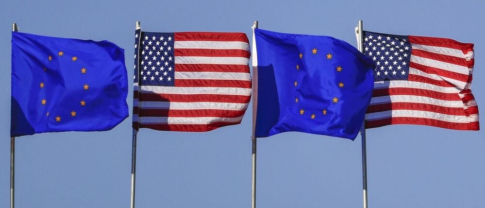 US- und EU-Fahnen nebeneinander