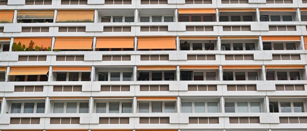 Hohe Mieten begünstigen dem Paritätischen Verband zufolge Armut. (Symbolbild)