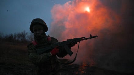 Ein russischer Soldat ist an der Front in der Ukraine zu sehen. 
