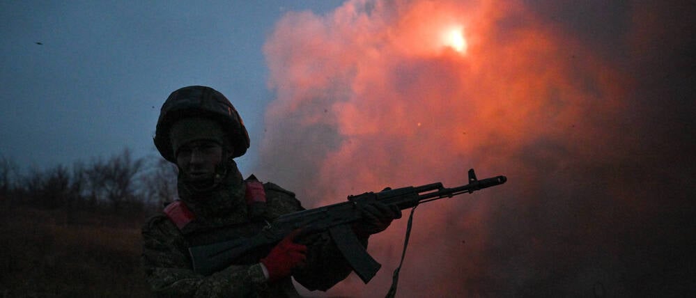 Ein russischer Soldat ist an der Front in der Ukraine zu sehen. 