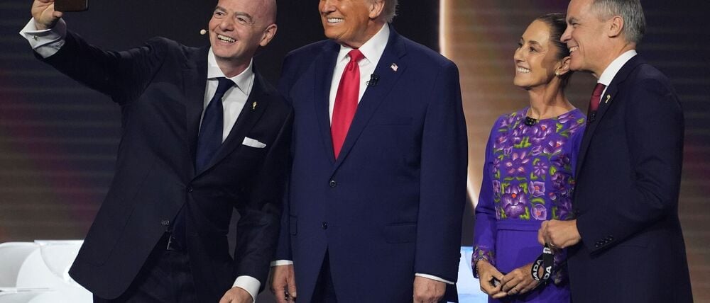 FIFA-Präsident Gianni Infantino (l-r) macht ein Selfie mit US-Präsident Donald Trump, der mexikanischen Präsidentin Claudia Sheinbaum und dem kanadischen Premierminister Mark Carney.