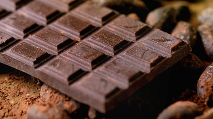 Zartbitterschokolade und Kakaobohnen.