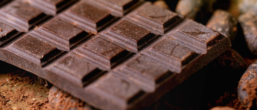 Zartbitterschokolade und Kakaobohnen.