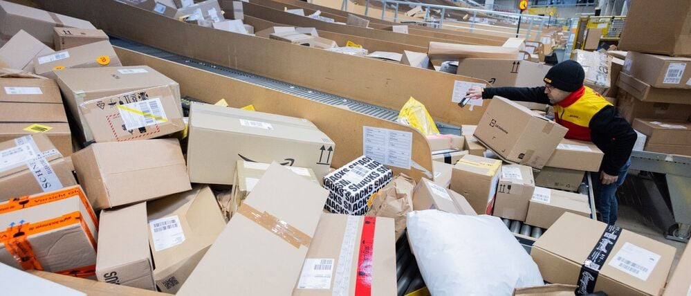 Schwerstarbeit. Alle lieben den Weihnachtsmann. Die Zusteller, die einen Großteil seiner Arbeit machen, freuen sich aber auch über Zuwendung.