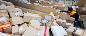 Schwerstarbeit. Alle lieben den Weihnachtsmann. Die Zusteller, die einen Großteil seiner Arbeit machen, freuen sich aber auch über Zuwendung.