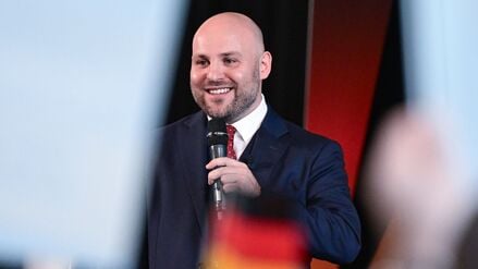 Markus Frohnmaier, Spitzenkandidat der AfD für die Landtagswahl in Baden-Württemberg 2026, wird zu einem republikanischen Netzwerktreffen in die USA reisen.