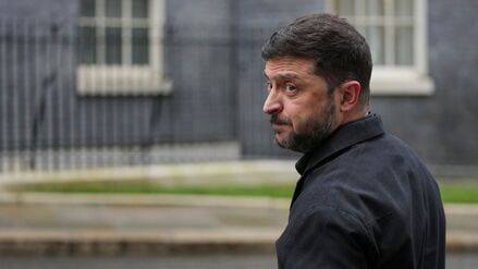 Der ukrainische Präsident Wolodymyr Selenskyj blickt auf dem Weg zu einem Treffen mit dem britischen Premierminister Starmer in der Downing Street in Richtung der Medien. 