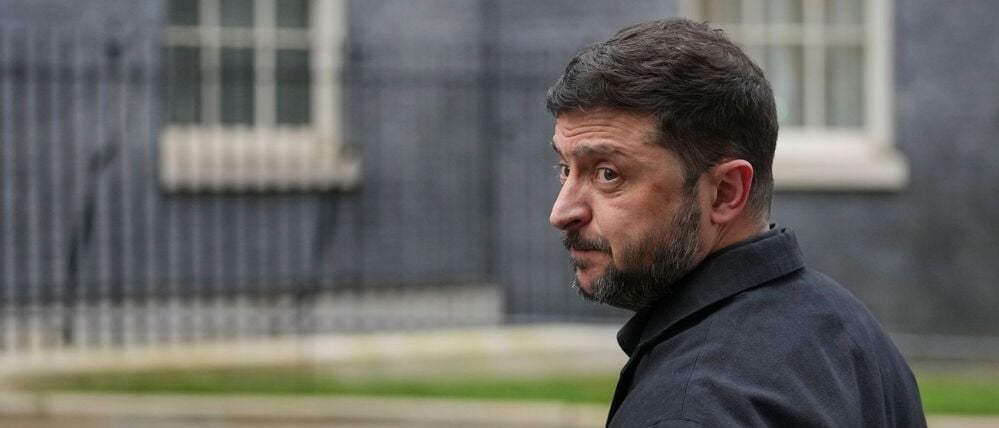 Der ukrainische Präsident Wolodymyr Selenskyj blickt auf dem Weg zu einem Treffen mit dem britischen Premierminister Starmer in der Downing Street in Richtung der Medien.