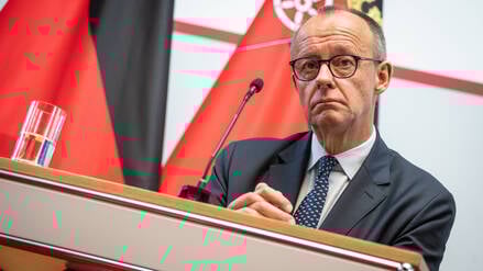 Bundeskanzler Friedrich Merz bei seinem Antrittsbesuch in der Staatskanzlei von Rheinland-Pfalz in der Landeshauptstadt Mainz.