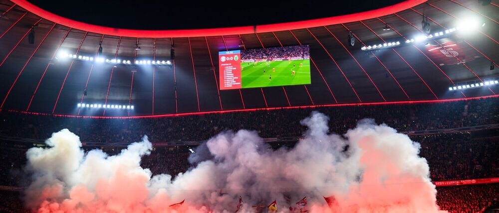 Nach der Pause zündeten die Bayern-Fans in der Südkurve massiv Pyrotechnik.
