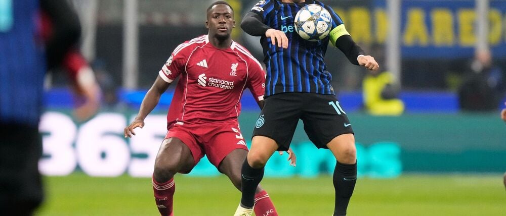 Inters Lautaro Martinez im Zweikampf mit Liverpools Ibrahima Konate