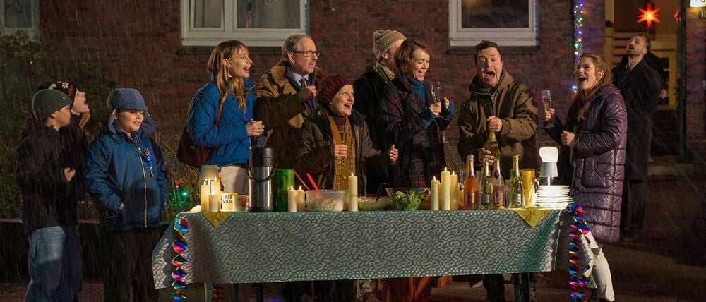 Die Hausgemeinschaft feiert Silvester - aber Prange ist bockig in der Wohnung geblieben.