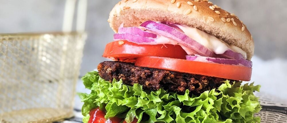 Die EU diskutiert, ob vegetarische Burger oder Würstchen noch so genannt werden dürfen. (Symbolbild)