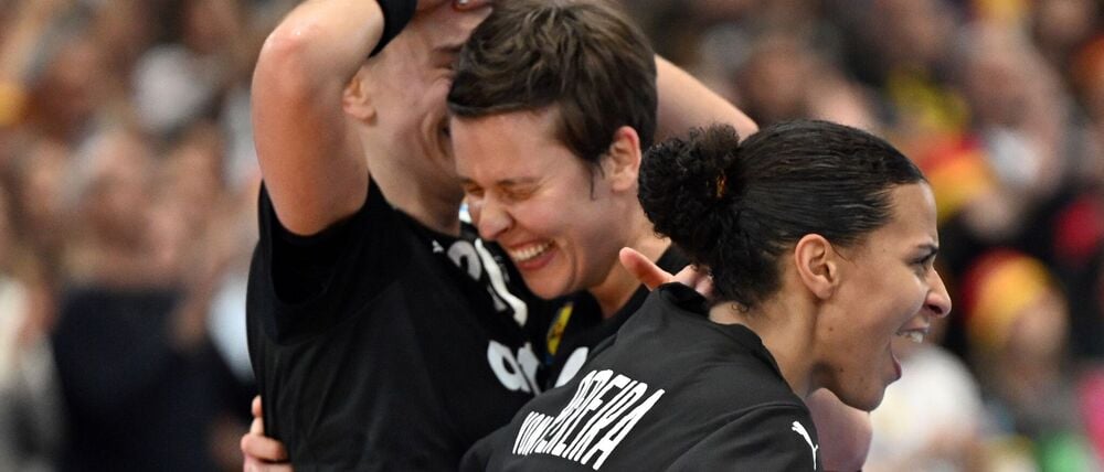 Freude pur: Nach dem Halbfinal-Einzug können Alina Grijseels (m) und ihre Teamkolleginnen die Emotionen nicht mehr zurückhalten.