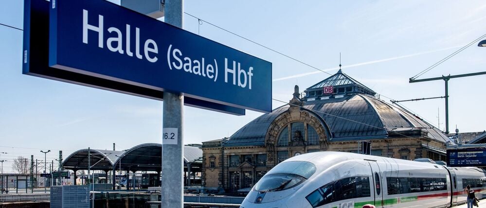 Ab Sonntag kommen Fahrgäste der Deutschen Bahn wieder schnell von Berlin nach Halle – die Bauarbeiten auf der Anhalter Bahn werden beendet. (Archivbild)