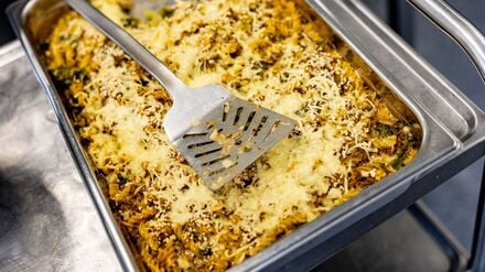 In Kantinen kann das Essen preiswert sein. (Symbolbild)