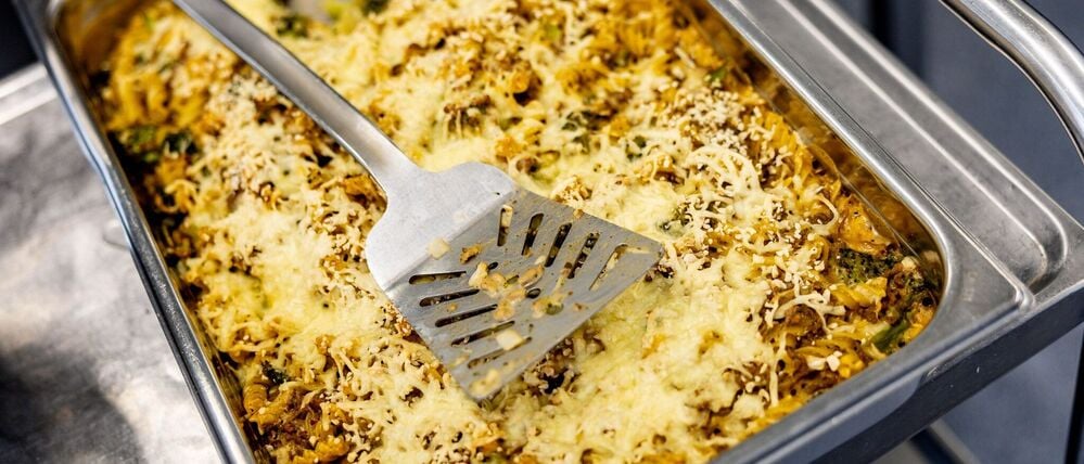 In Kantinen kann das Essen preiswert sein. (Symbolbild)