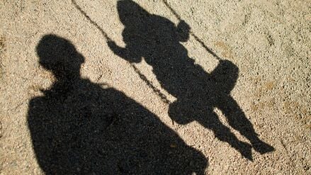 Seit Jahren gibt es Bemühungen, Kriminellen, die sogenannte Scheinvaterschaften gegen Geld vermitteln, das Handwerk zu legen. (Symbolbild)