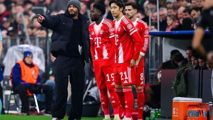 Der große Moment: Vincent Kompany (l) wechselt Alphonso Davies (2.vl) ein.