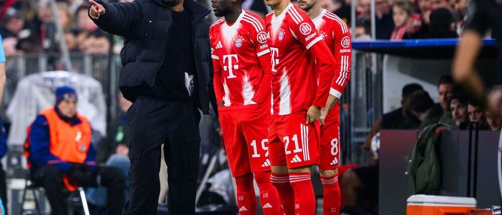 Der große Moment: Vincent Kompany (l) wechselt Alphonso Davies (2.vl) ein.