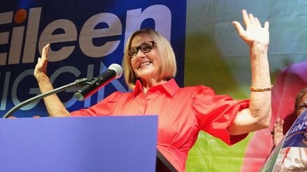 Die gewählte Bürgermeisterin von Miami, Eileen Higgins, feiert nach ihrem Sieg bei der Stichwahl zum Bürgermeisteramt von Miami auf einer Party.