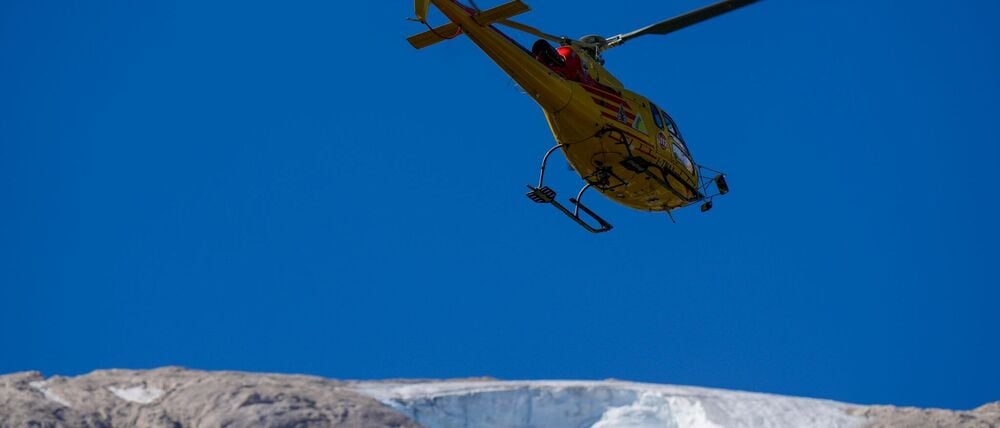 In Italien liegt in den Alpen noch nicht viel Schnee - jetzt wurde Schnee mit einem Hubschrauber eingeflogen. (Archivbild)