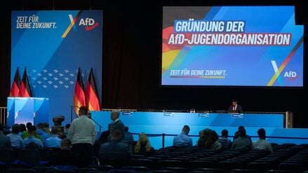 „Gründung der AfD-Jugendorganisation“ ist auf einem Monitor hinter dem Podium zu lesen bei der Gründungsversammlung der neuen AfD-Jugendorganisation (Symbolbild).