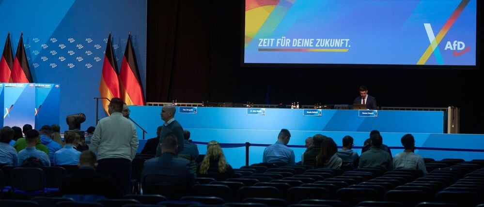 „Gründung der AfD-Jugendorganisation“ ist auf einem Monitor hinter dem Podium zu lesen bei der Gründungsversammlung der neuen AfD-Jugendorganisation (Symbolbild).