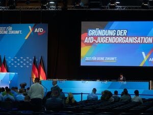 „Gründung der AfD-Jugendorganisation“ ist auf einem Monitor hinter dem Podium zu lesen bei der Gründungsversammlung der neuen AfD-Jugendorganisation (Symbolbild).