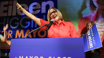 Eileen Higgins hat die Bürgermeisterwahlen in Miami gewonnen. 