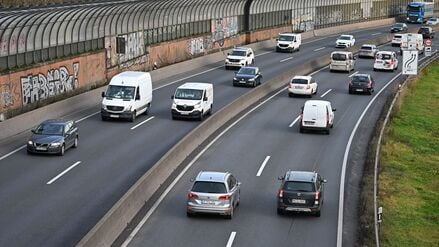 09.12.2025, Hessen, Frankfurt/Main: Autos und Lastwagen fahren über die A661 auf der Höhe der Seckbacher Landstraße. (zu dpa: «Neuer Stadtteil und Autobahn-Deckel: Was Frankfurt plant») Foto: Michael Brandt/dpa +++ dpa-Bildfunk +++