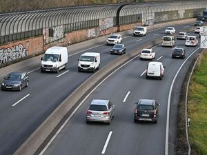 09.12.2025, Hessen, Frankfurt/Main: Autos und Lastwagen fahren über die A661 auf der Höhe der Seckbacher Landstraße. (zu dpa: «Neuer Stadtteil und Autobahn-Deckel: Was Frankfurt plant») Foto: Michael Brandt/dpa +++ dpa-Bildfunk +++