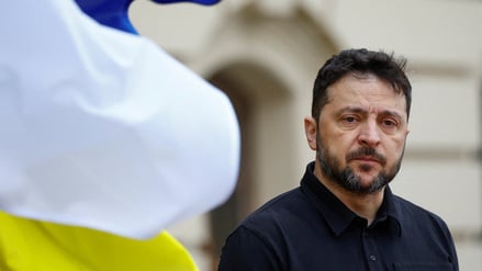 FILE PHOTO: Ukraine's President Volodymyr Zelenskiy waits to welcome Cyprus' President Nikos Christodoulides, amid Russia's attack on Ukraine, in Kyiv, Ukraine December 4, 2025. REUTERS/Valentyn Ogirenko/File Photo