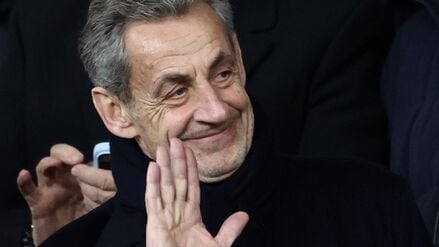 Der ehemalige französische Staatspräsident Nicolas Sarkozy winkt auf der Tribüne vor dem Spiel Paris Saint-Germain gegen Tottenham Hotspur im Parc des Princes (Symbolbild).