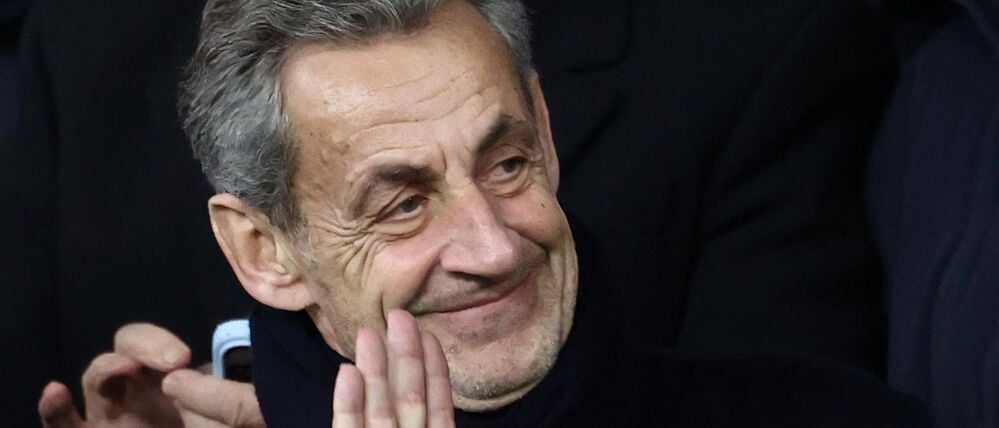 Der ehemalige französische Staatspräsident Nicolas Sarkozy winkt auf der Tribüne vor dem Spiel Paris Saint-Germain gegen Tottenham Hotspur im Parc des Princes (Symbolbild).
