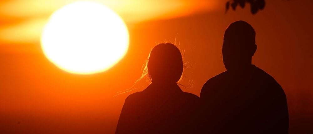 Ein Paar bei Sonnenaufgang