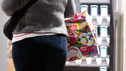 Eine Frau geht in einen Supermarkt. 