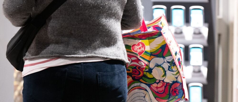 Eine Frau geht in einen Supermarkt. 